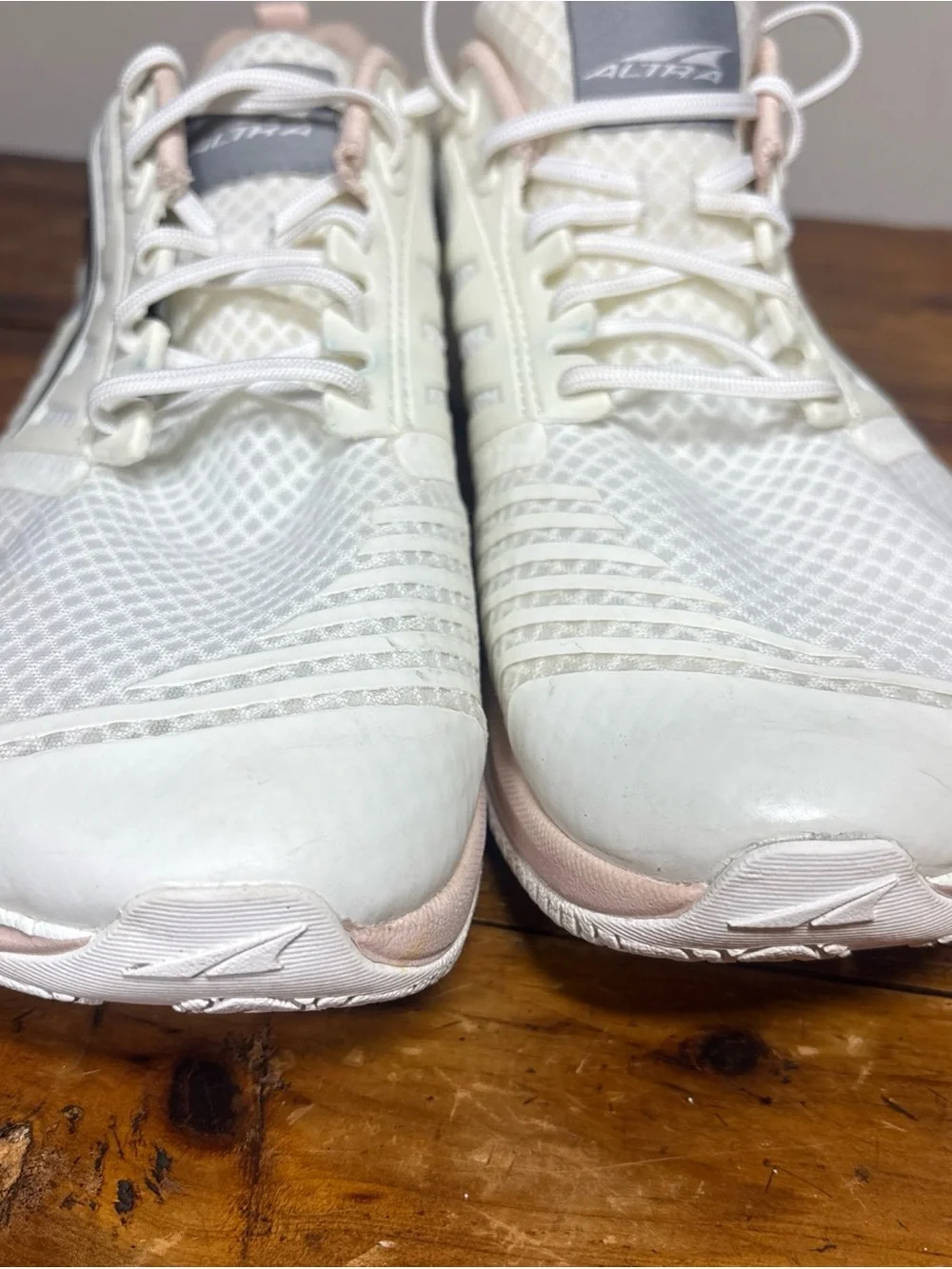 Altra women’s 8 Sneakers Solstice XT White pink gym running
